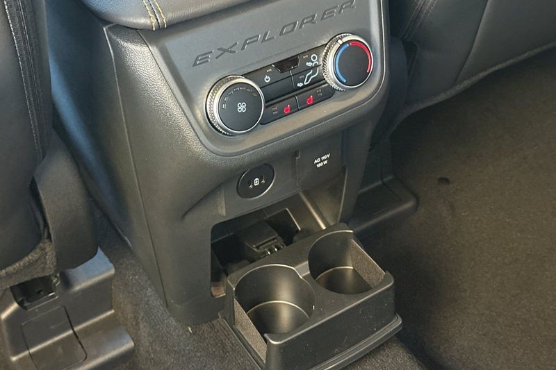 Ford Explorer Vehicle Full-screen Gallery Image 13