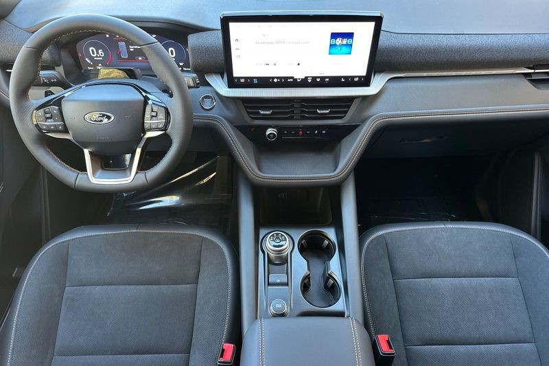 Ford Explorer Vehicle Full-screen Gallery Image 14