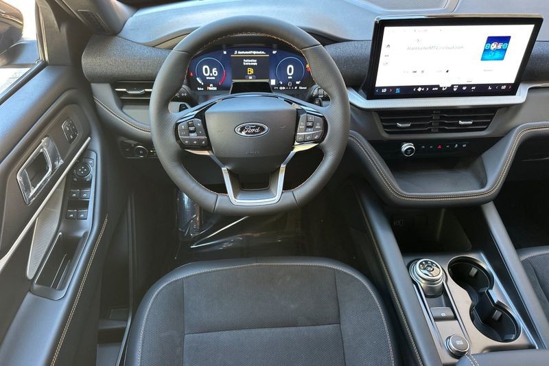 Ford Explorer Vehicle Full-screen Gallery Image 15