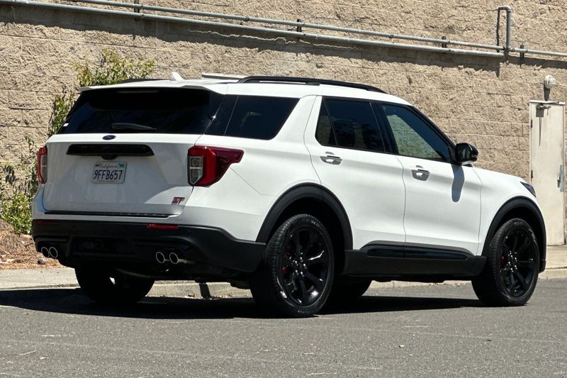 Ford Explorer Vehicle Full-screen Gallery Image 03