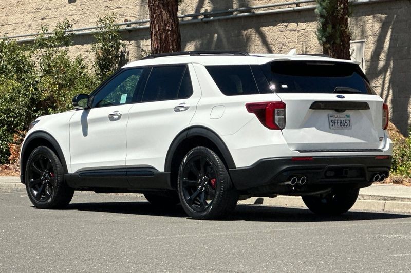 Ford Explorer Vehicle Full-screen Gallery Image 05