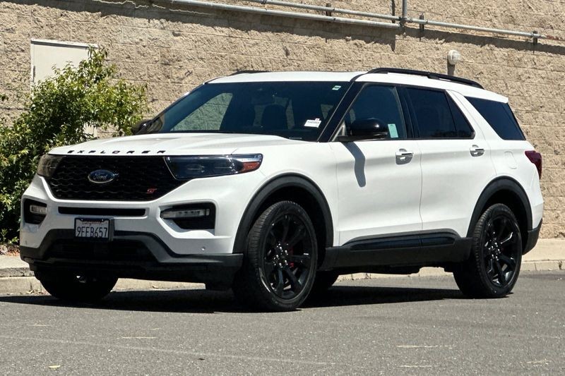 Ford Explorer Vehicle Full-screen Gallery Image 08
