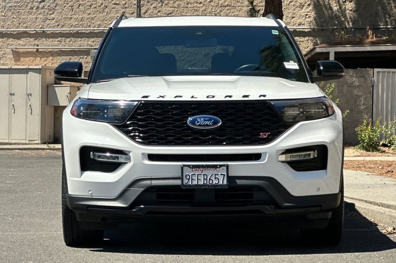 Ford Explorer Vehicle Full-screen Gallery Image 09