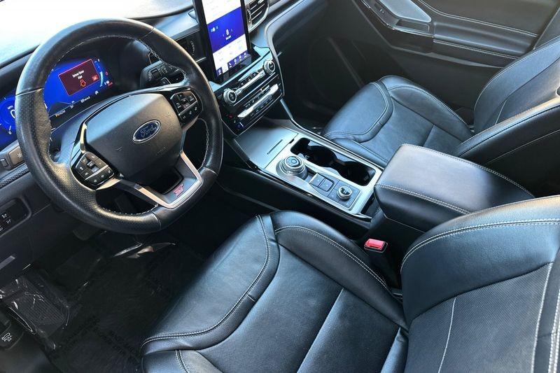 Ford Explorer Vehicle Full-screen Gallery Image 10