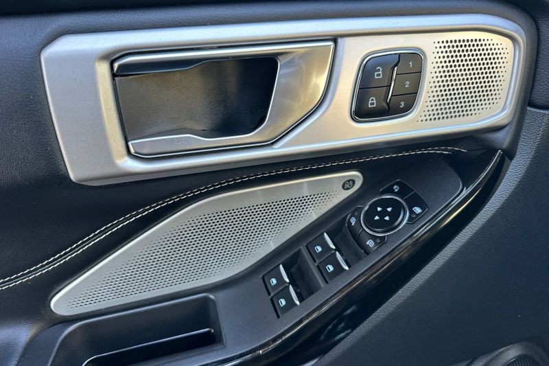 Ford Explorer Vehicle Full-screen Gallery Image 11
