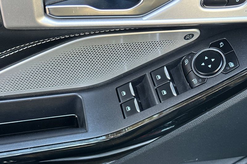 Ford Explorer Vehicle Full-screen Gallery Image 12