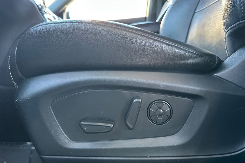 Ford Explorer Vehicle Full-screen Gallery Image 13