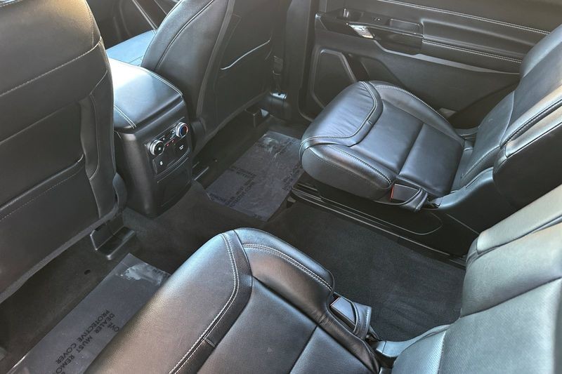 Ford Explorer Vehicle Full-screen Gallery Image 14