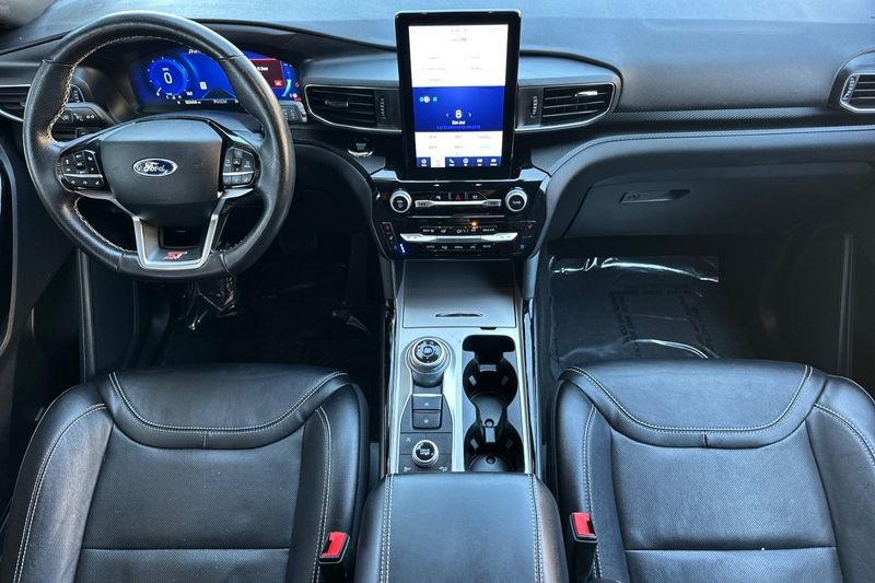 Ford Explorer Vehicle Full-screen Gallery Image 15