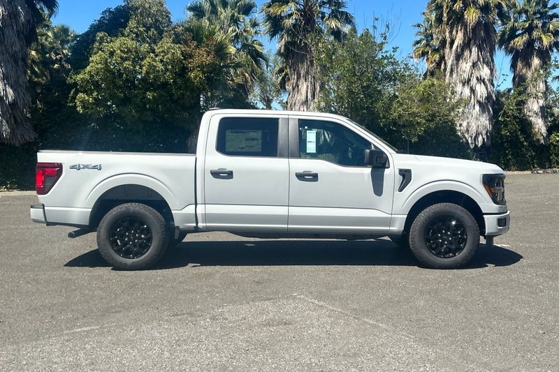 Ford F-150 Vehicle Full-screen Gallery Image 02