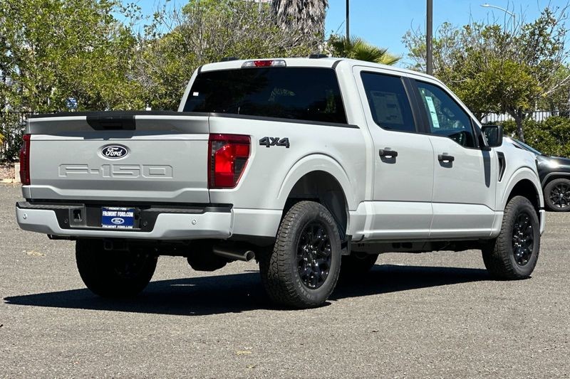 Ford F-150 Vehicle Full-screen Gallery Image 03