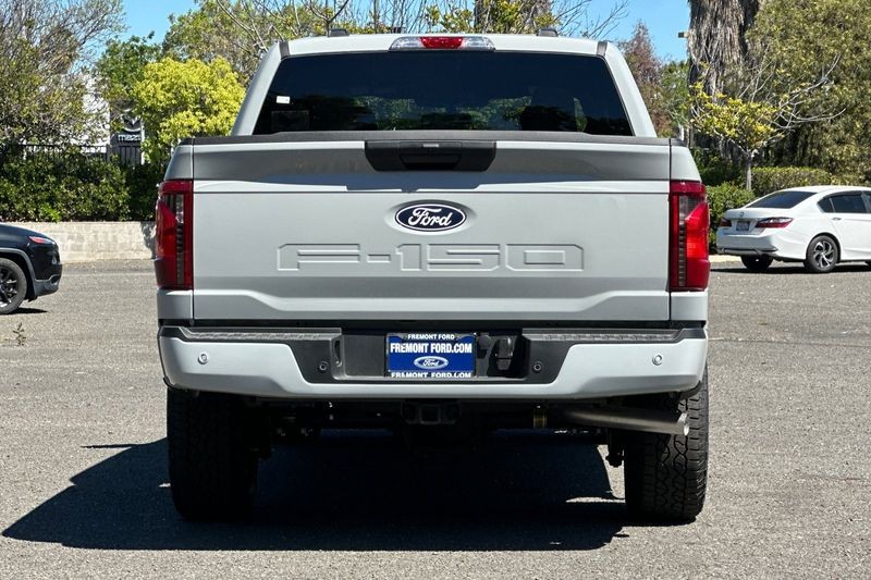 Ford F-150 Vehicle Full-screen Gallery Image 04