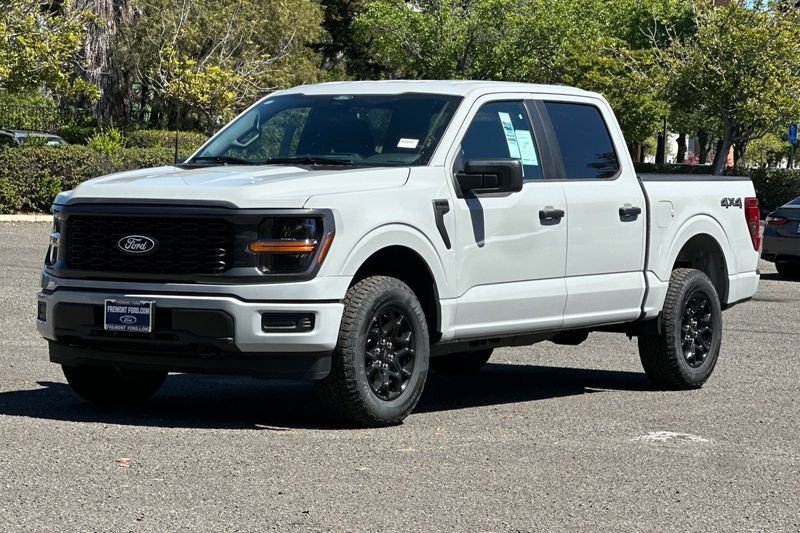 Ford F-150 Vehicle Full-screen Gallery Image 07