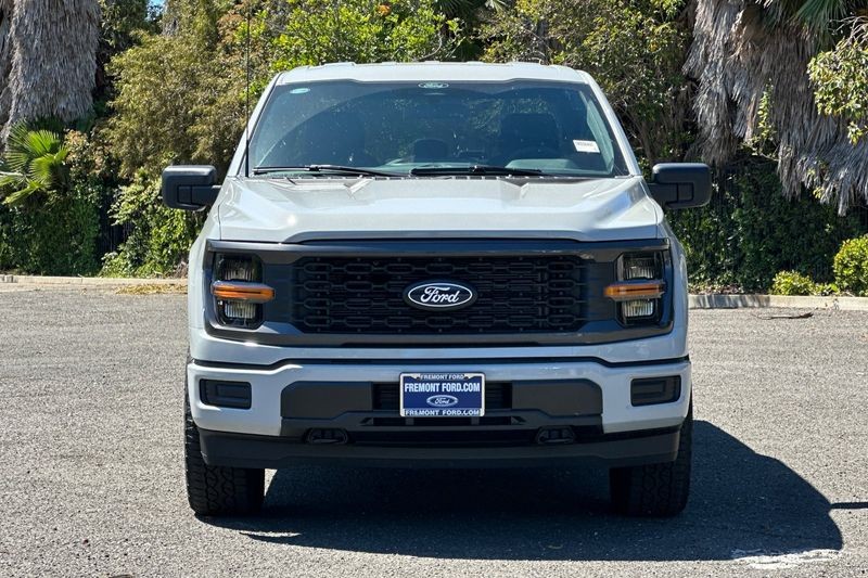 Ford F-150 Vehicle Full-screen Gallery Image 08