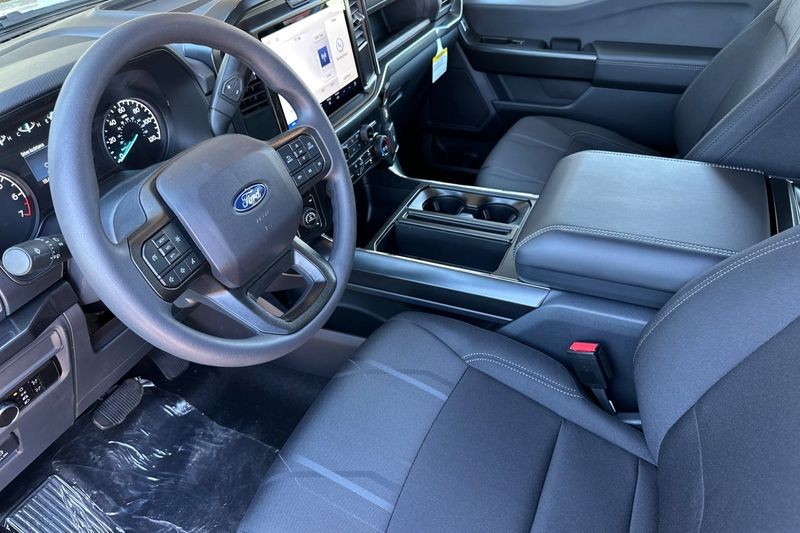 Ford F-150 Vehicle Full-screen Gallery Image 09