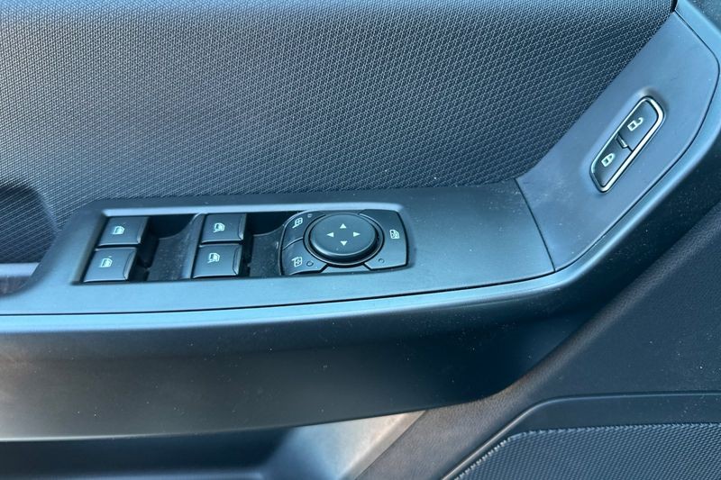 Ford F-150 Vehicle Full-screen Gallery Image 10