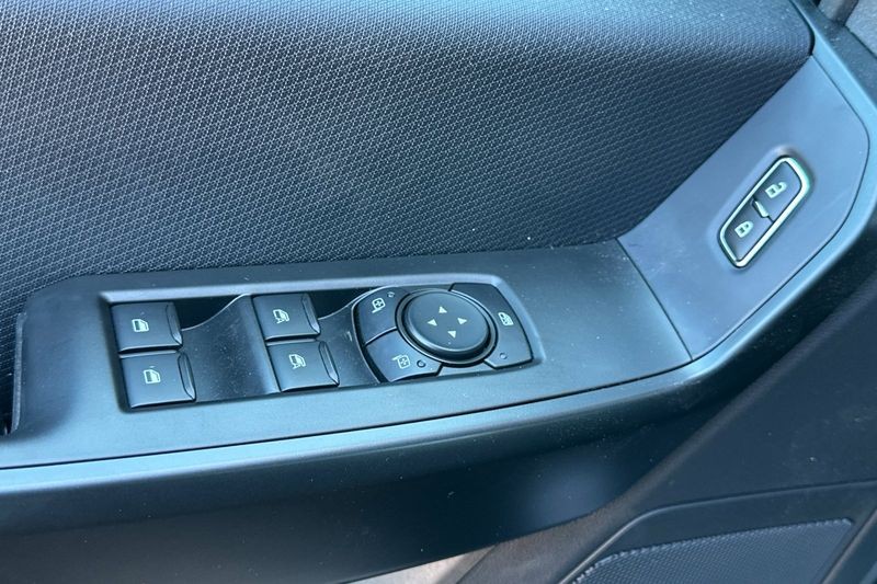 Ford F-150 Vehicle Full-screen Gallery Image 11