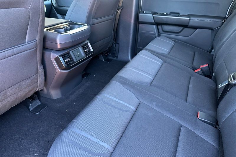 Ford F-150 Vehicle Full-screen Gallery Image 12