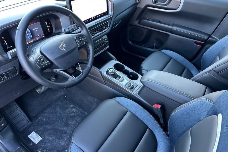 Ford Bronco Sport Vehicle Full-screen Gallery Image 09