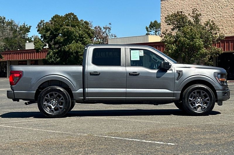 Ford F-150 Vehicle Full-screen Gallery Image 02