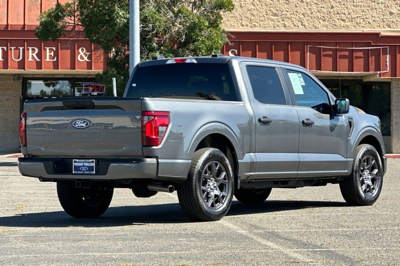 Ford F-150 Vehicle Full-screen Gallery Image 03