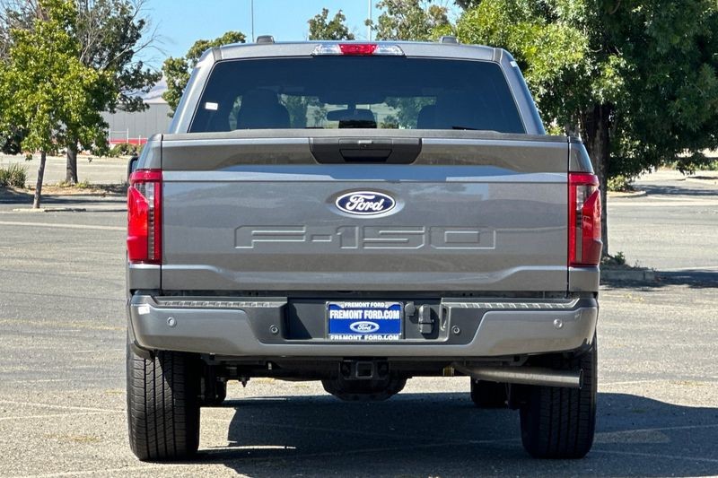 Ford F-150 Vehicle Full-screen Gallery Image 04