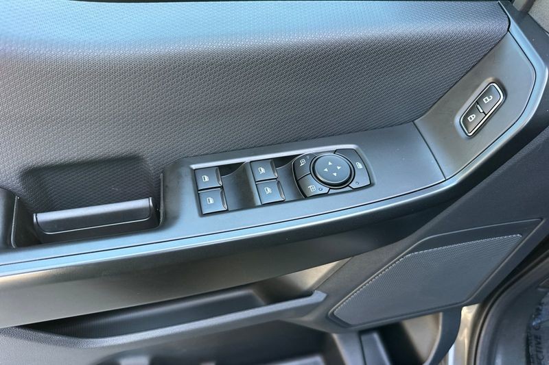 Ford F-150 Vehicle Full-screen Gallery Image 10