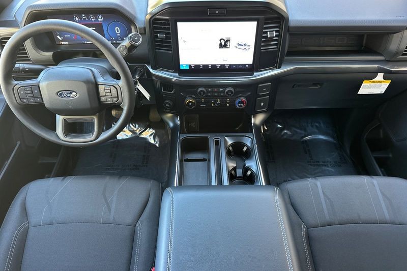 Ford F-150 Vehicle Full-screen Gallery Image 14