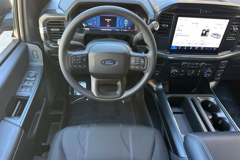 Ford F-150 Vehicle Full-screen Gallery Image 15