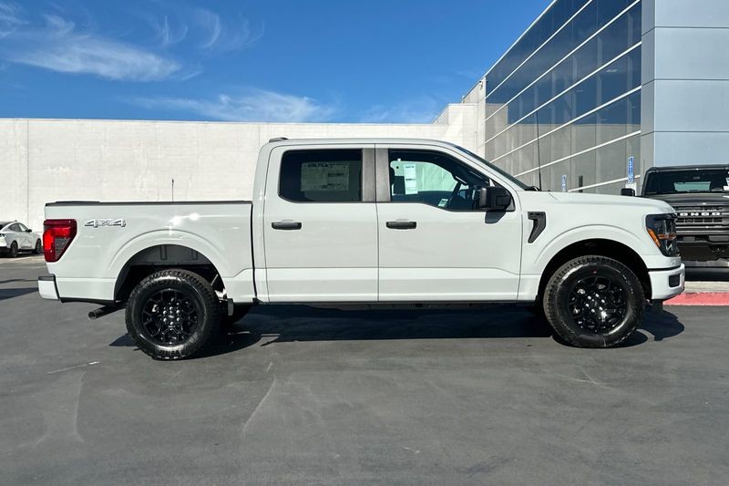 Ford F-150 Vehicle Full-screen Gallery Image 02