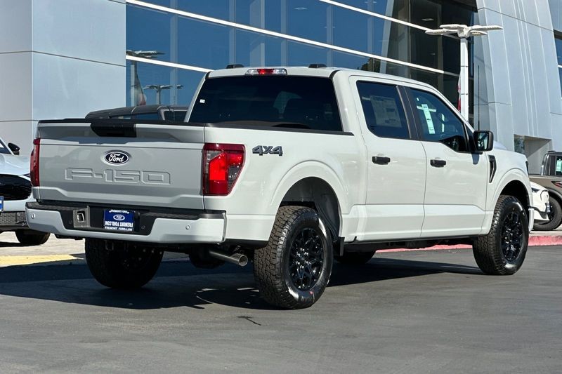 Ford F-150 Vehicle Full-screen Gallery Image 03