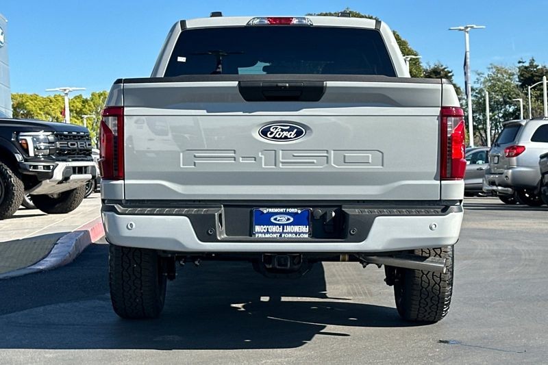 Ford F-150 Vehicle Full-screen Gallery Image 04