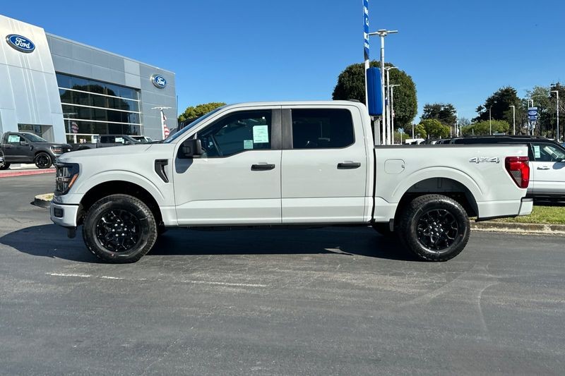 Ford F-150 Vehicle Full-screen Gallery Image 06