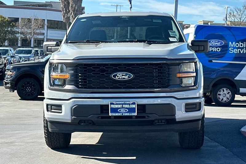 Ford F-150 Vehicle Full-screen Gallery Image 08