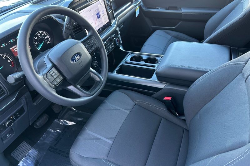 Ford F-150 Vehicle Full-screen Gallery Image 09