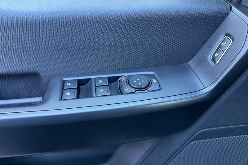 Ford F-150 Vehicle Full-screen Gallery Image 10