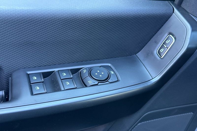 Ford F-150 Vehicle Full-screen Gallery Image 11