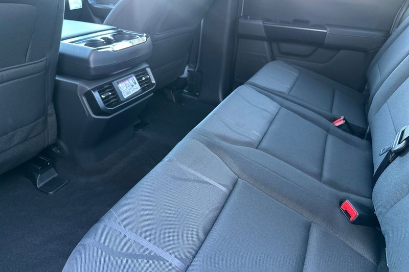 Ford F-150 Vehicle Full-screen Gallery Image 12