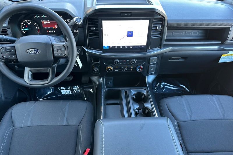 Ford F-150 Vehicle Full-screen Gallery Image 14
