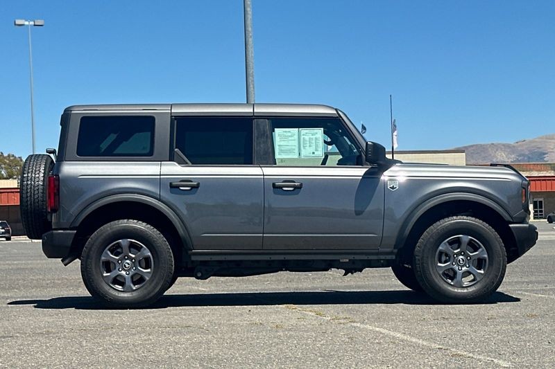 Ford Bronco Vehicle Full-screen Gallery Image 02