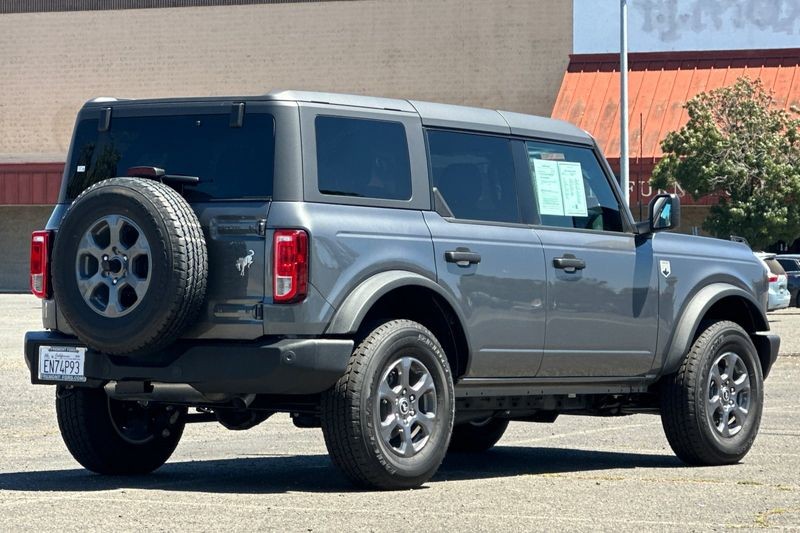 Ford Bronco Vehicle Full-screen Gallery Image 03
