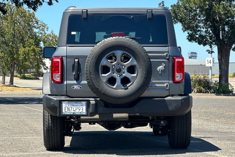Ford Bronco Vehicle Full-screen Gallery Image 04