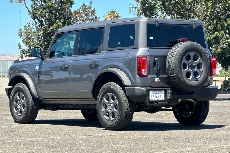 Ford Bronco Vehicle Full-screen Gallery Image 05