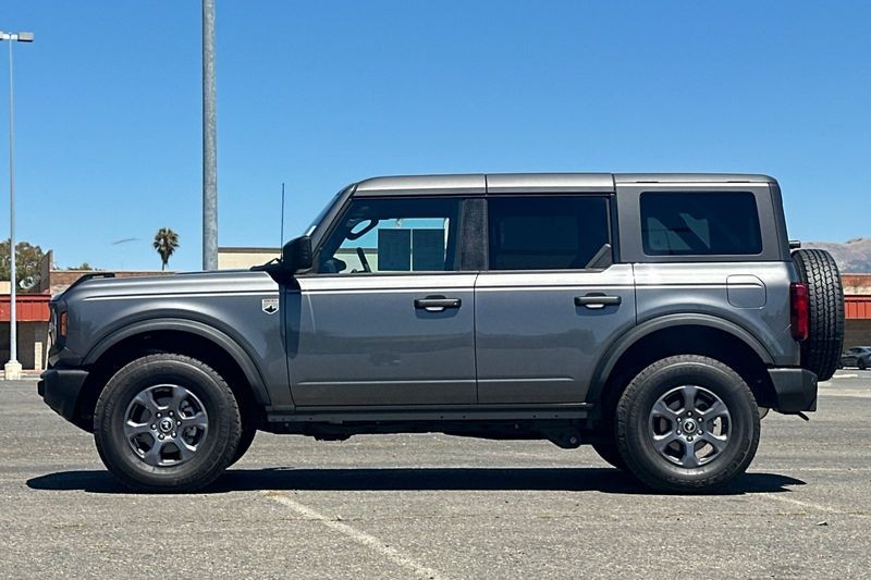 Ford Bronco Vehicle Full-screen Gallery Image 06