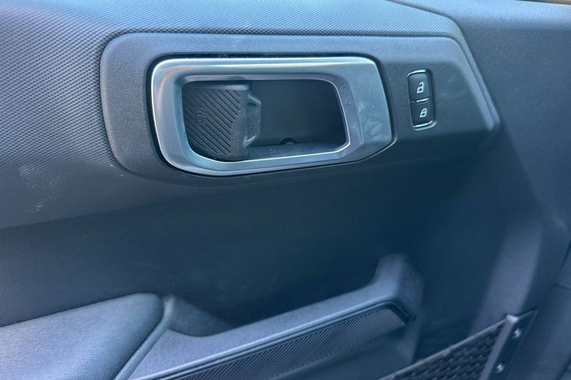 Ford Bronco Vehicle Full-screen Gallery Image 10