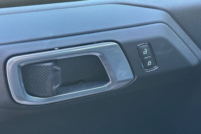 Ford Bronco Vehicle Full-screen Gallery Image 11