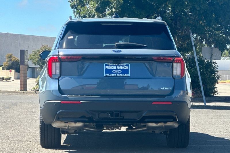 Ford Explorer Vehicle Full-screen Gallery Image 04