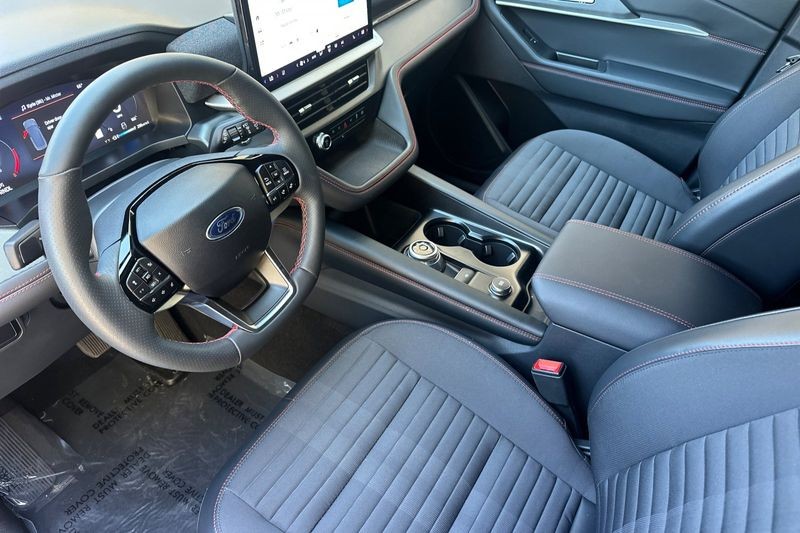 Ford Explorer Vehicle Full-screen Gallery Image 09