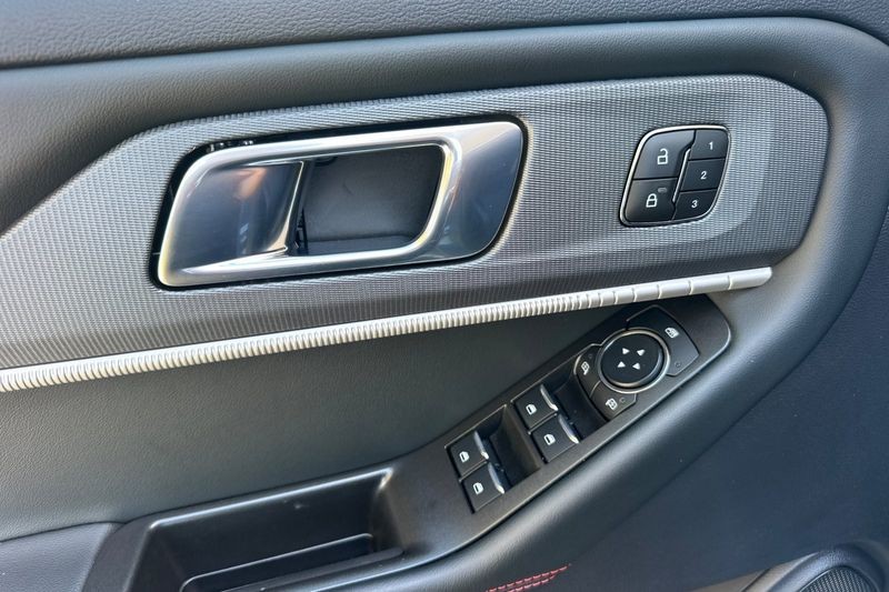 Ford Explorer Vehicle Full-screen Gallery Image 10