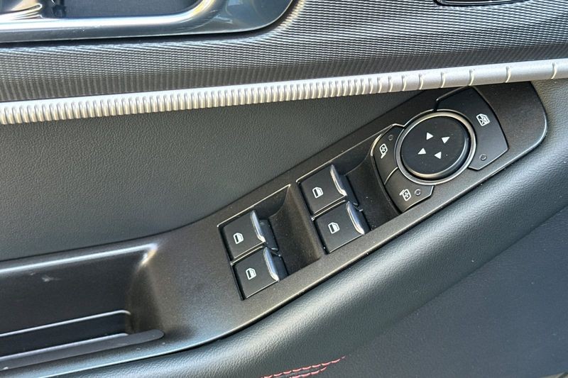 Ford Explorer Vehicle Full-screen Gallery Image 11